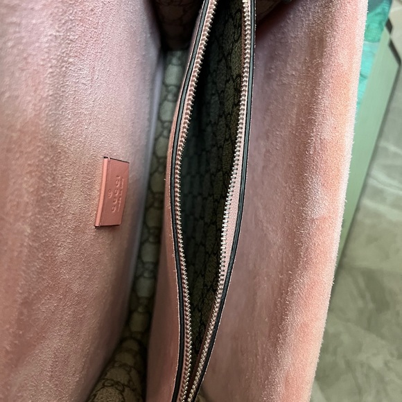 Gucci large Dionysus GG Supreme
shoulder bag with pink suede and crystals. - Picture 4 of 5